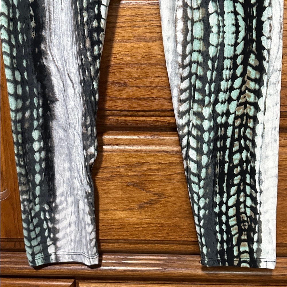 Soft Brushed Fabric Tie Dye Look Leggings - OS - Picture 5 of 10